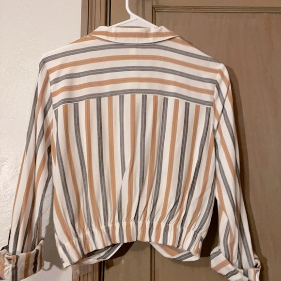 Adorable and chic pinstripe cropped shirt in grey and cream stripes. - Picture 5 of 6